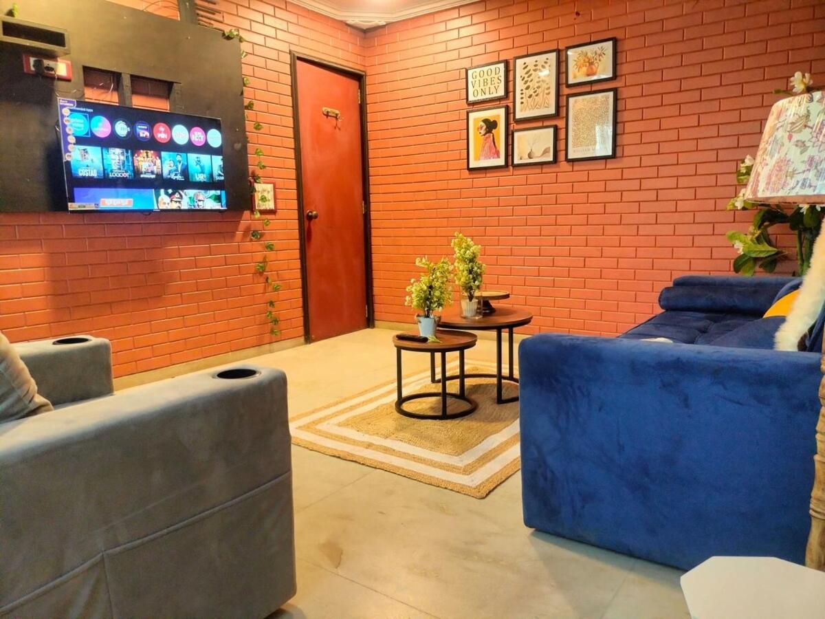 Brick Maison 1bhk With Free Parking, Juhu Bandra Apartment *