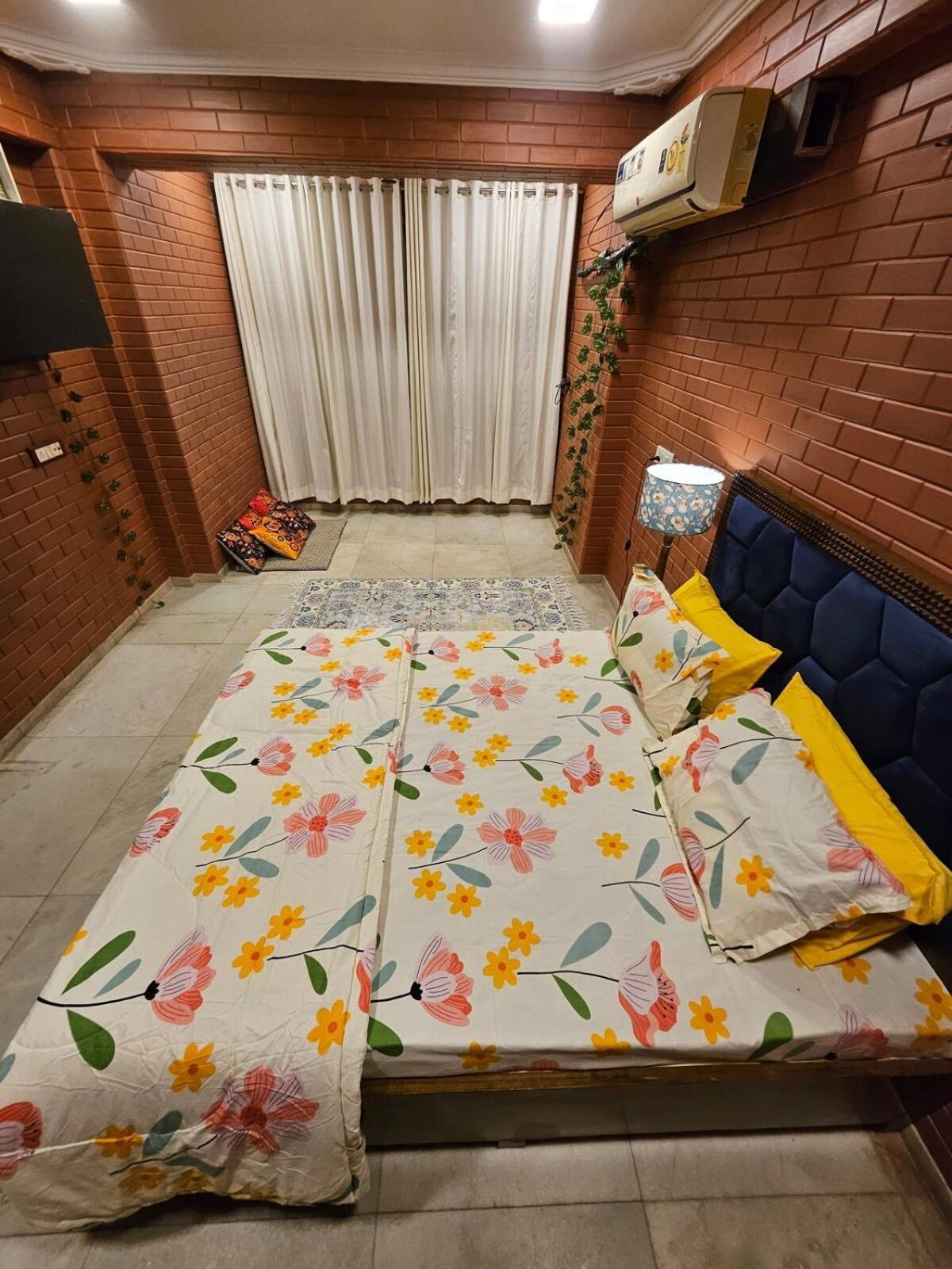 Brick Maison 1bhk With Free Parking, Juhu Bandra Apartment
