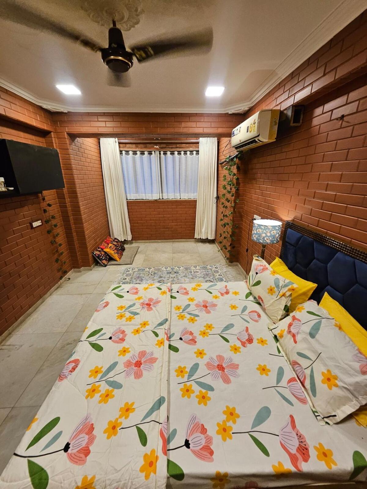 Brick Maison 1bhk With Free Parking, Juhu Bandra Apartment *