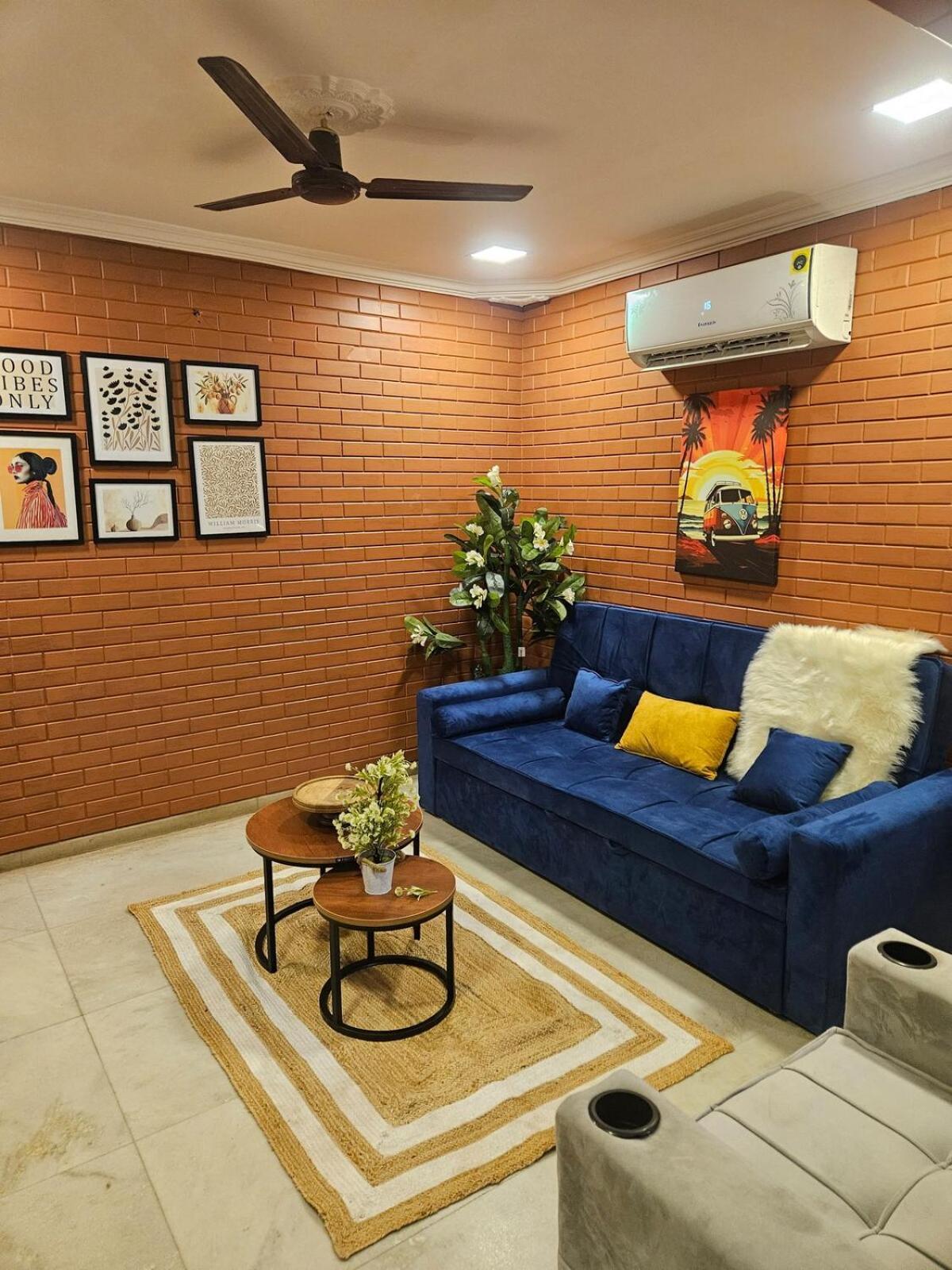 Apartment Brick Maison 1bhk With Free Parking, Juhu Bandra Mumbai