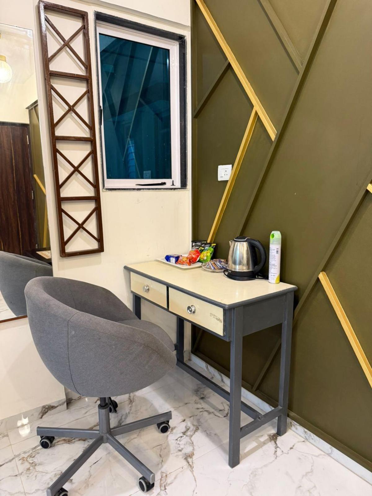 Elegant 1bhk At Bandra W Close To Lilavati Hospital 304 *