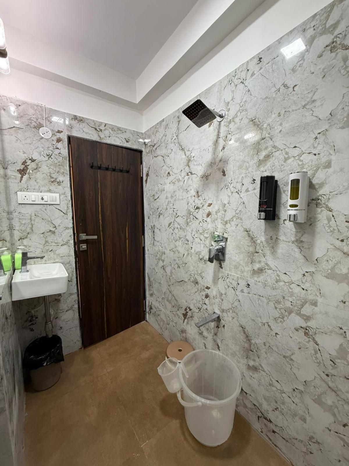 Elegant 1bhk At Bandra W Close To Lilavati Hospital 304