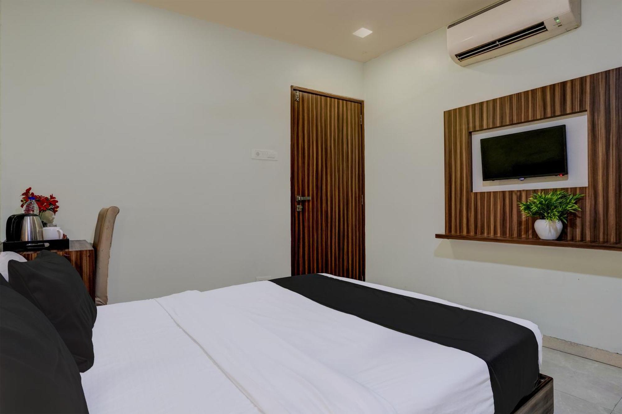 Oyo Blue Sapphire Residency Near Chhatrapati Shivaji International Airport Mumbai