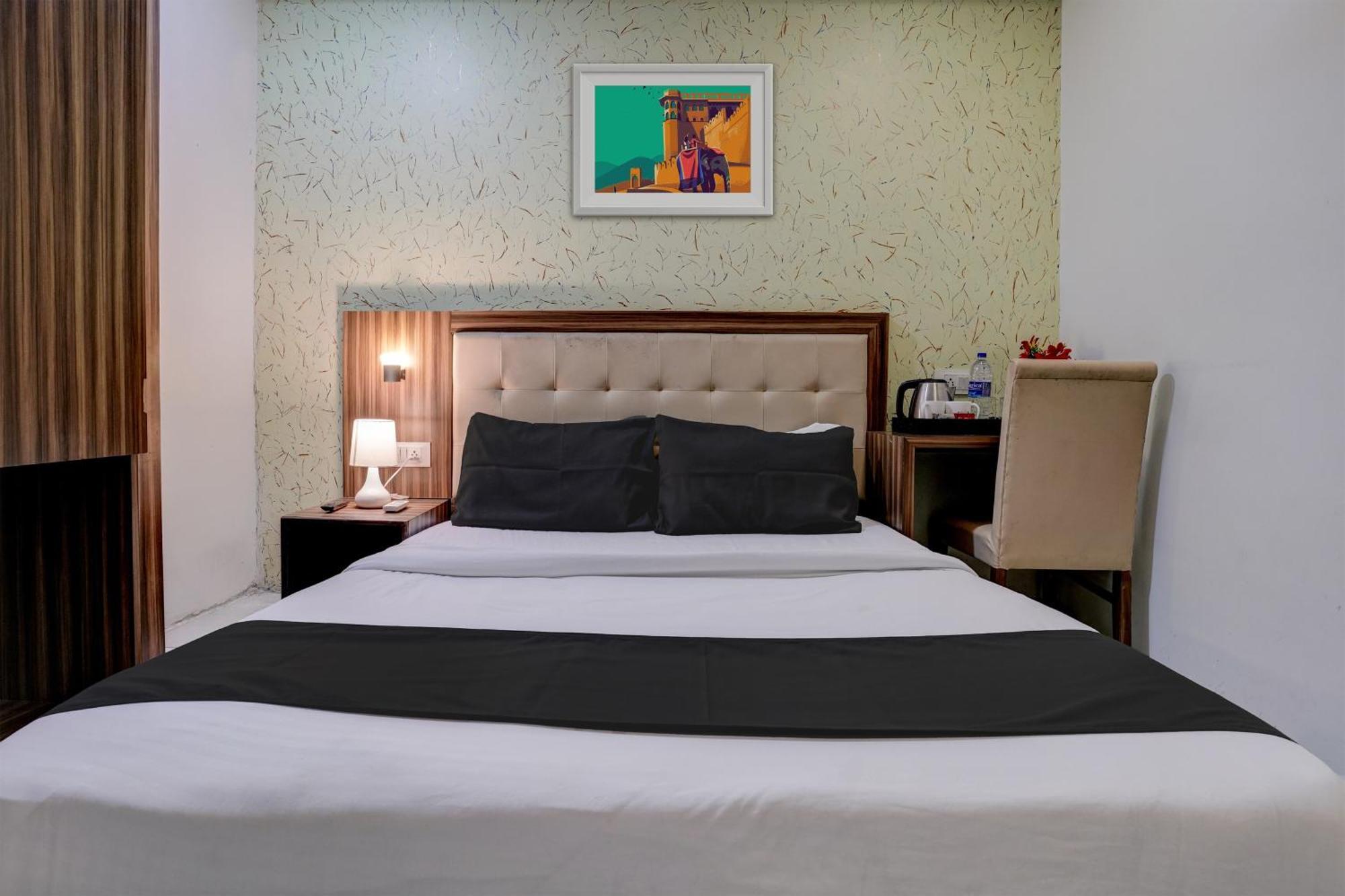 Oyo Blue Sapphire Residency Near Chhatrapati Shivaji International Airport 3*