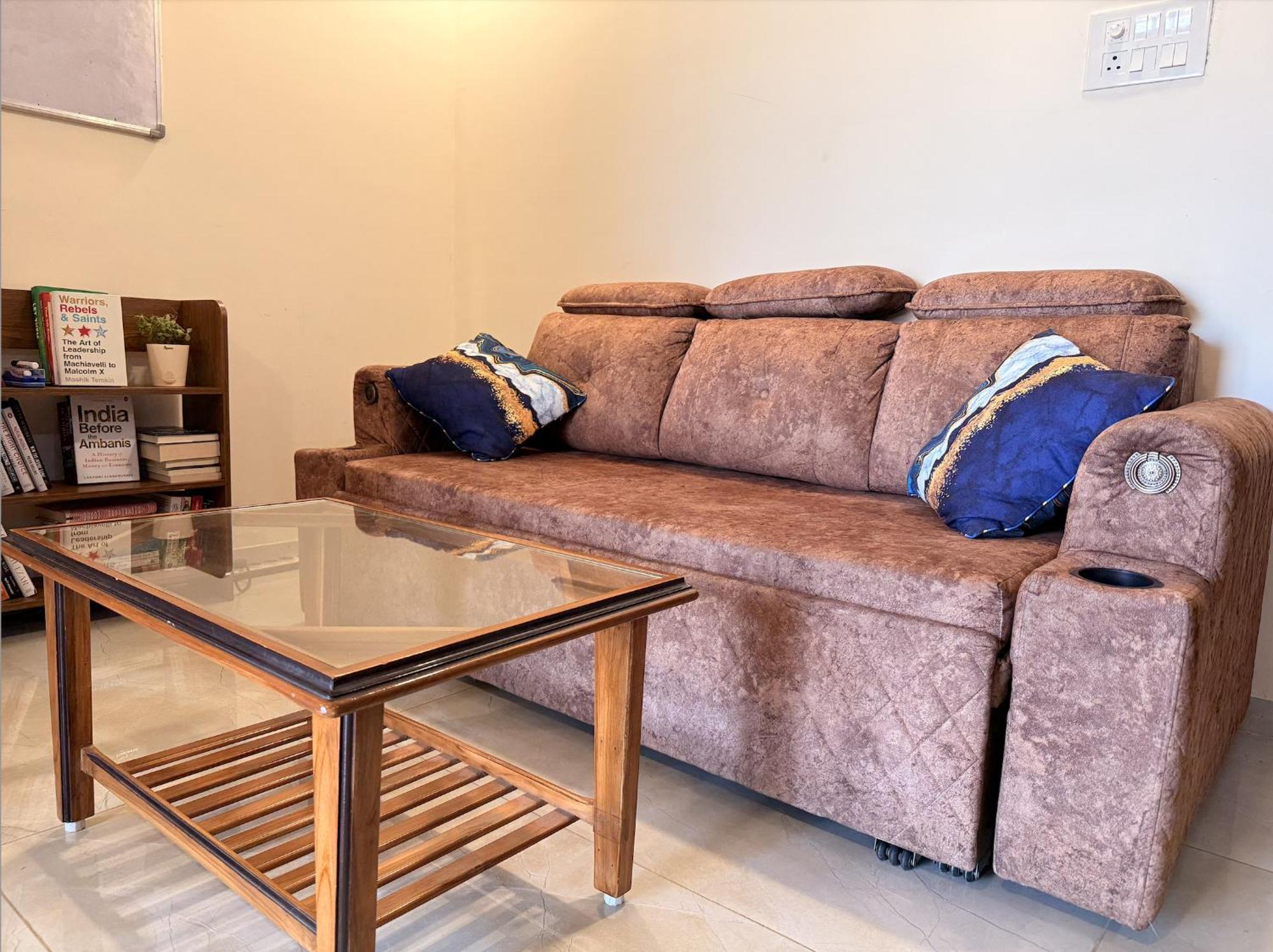 Apartment 1bhk- Modern Spacious Workstay - Livin *