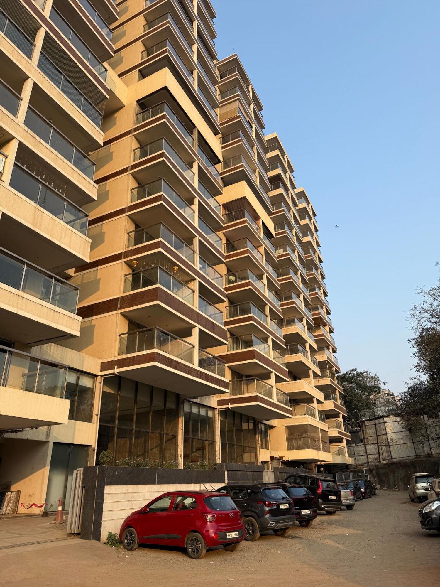Apartment 1bhk- Modern Spacious Workstay - Livin *