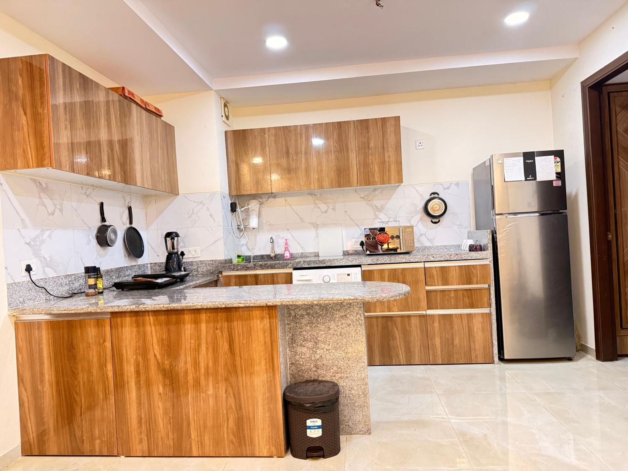 Apartment 1bhk- Modern Spacious Workstay - Livin