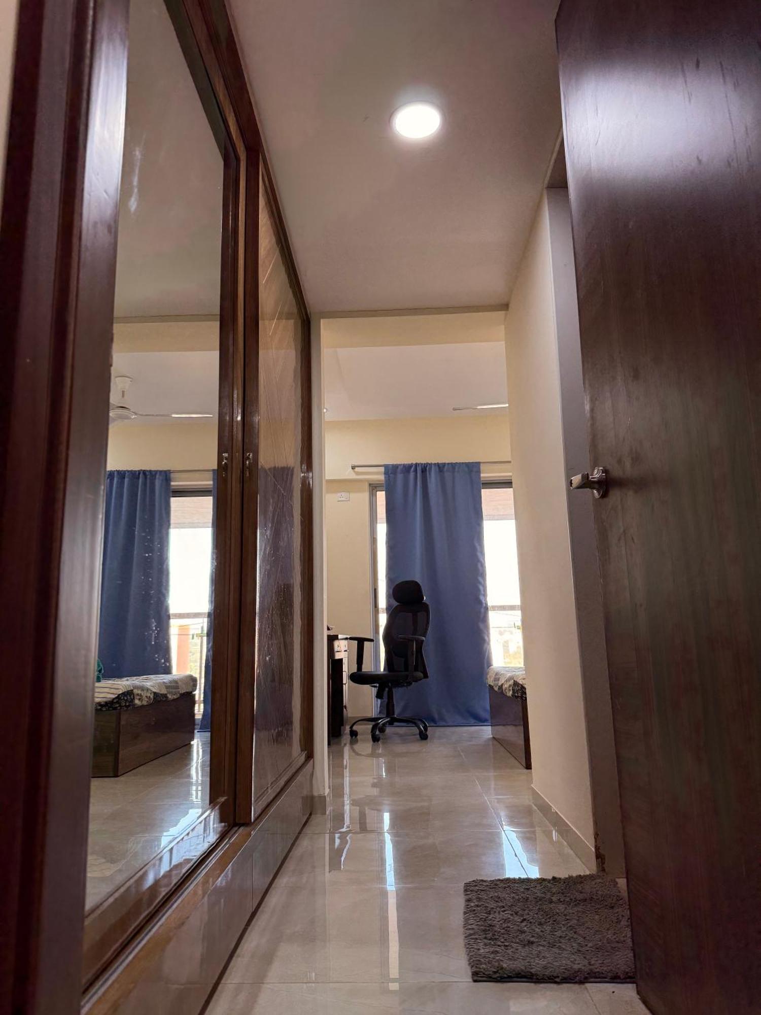 1bhk- Modern Spacious Workstay - Livin *