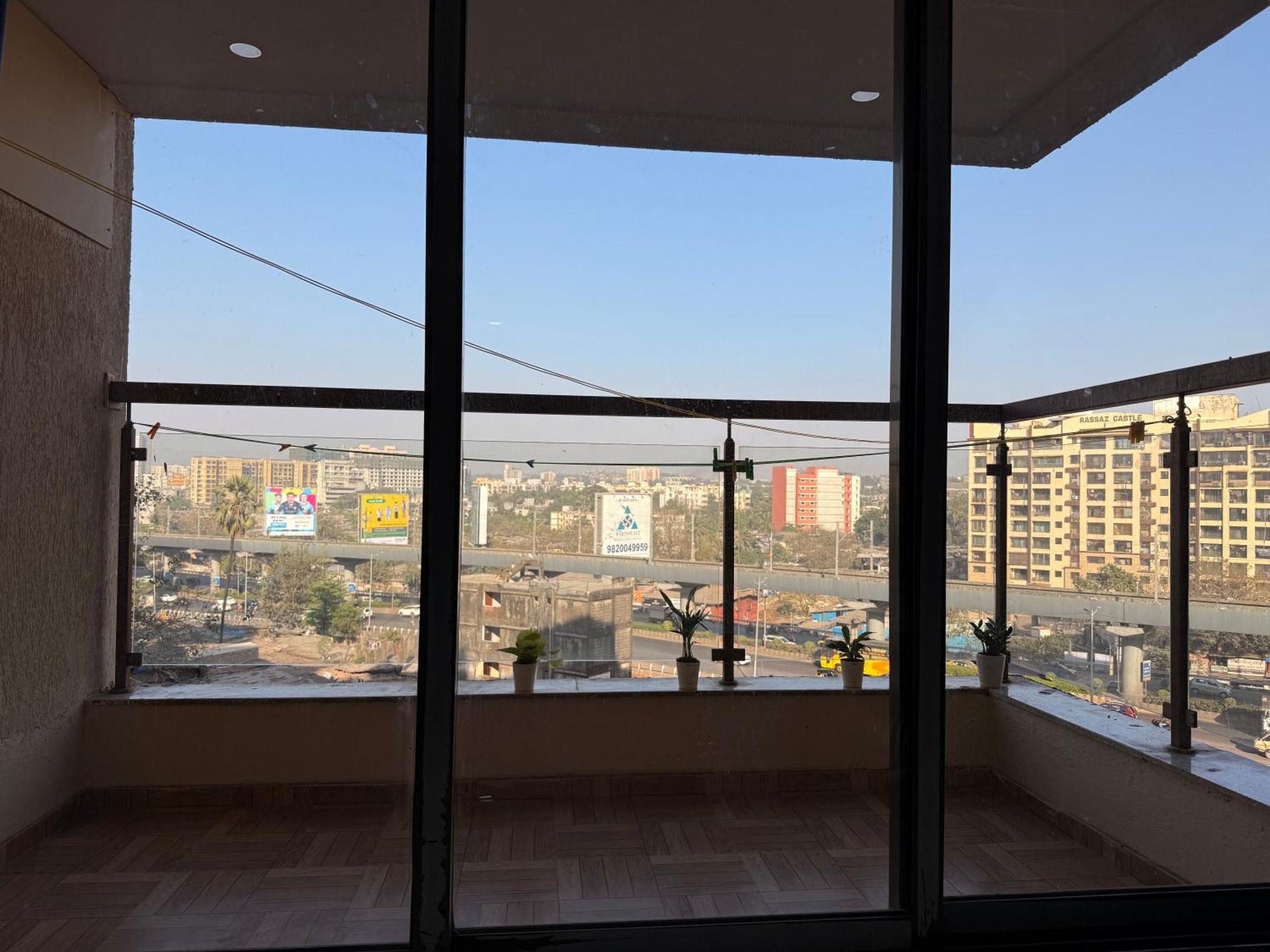 1bhk- Modern Spacious Workstay - Livin *