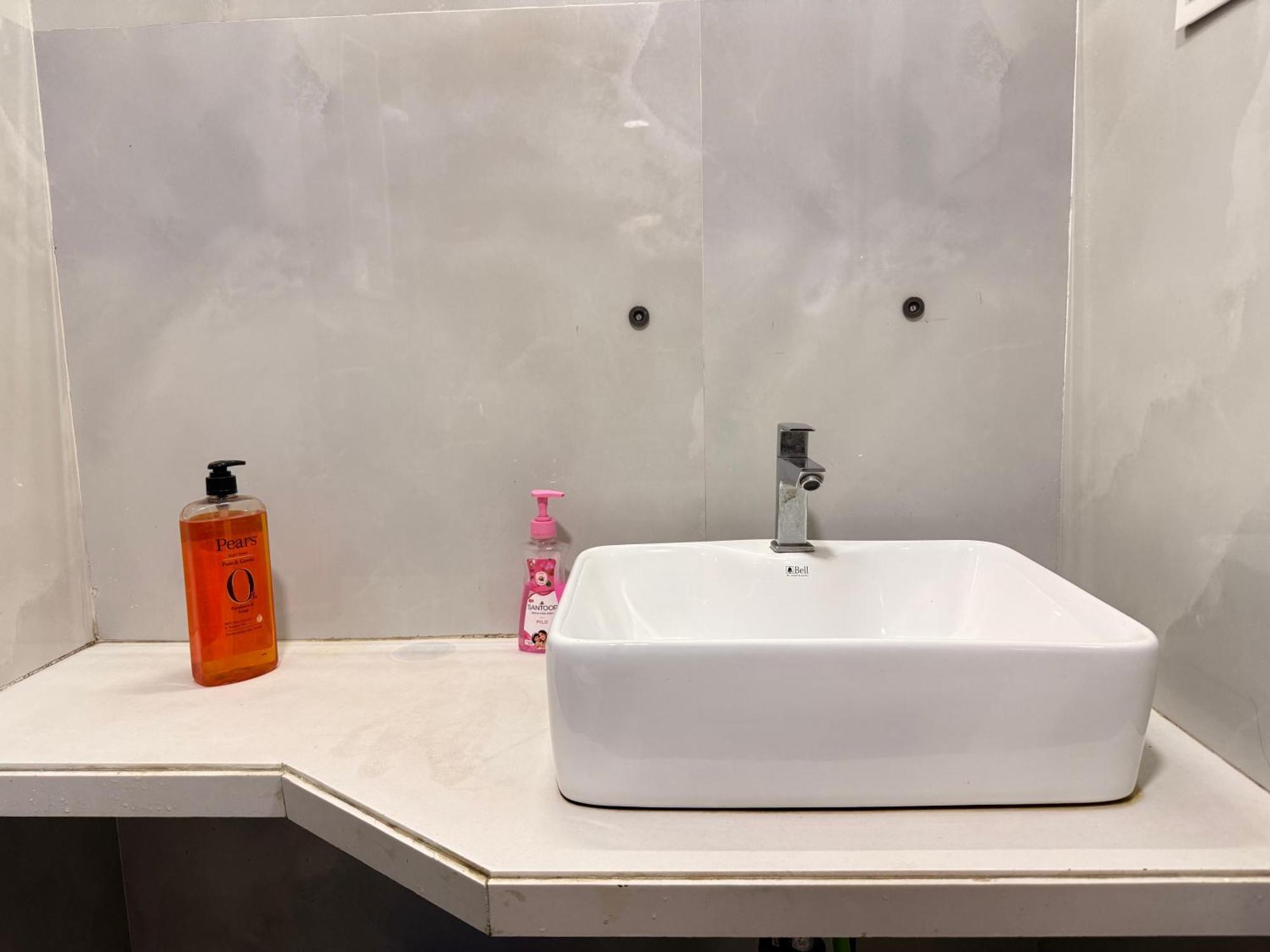1bhk- Modern Spacious Workstay - Livin