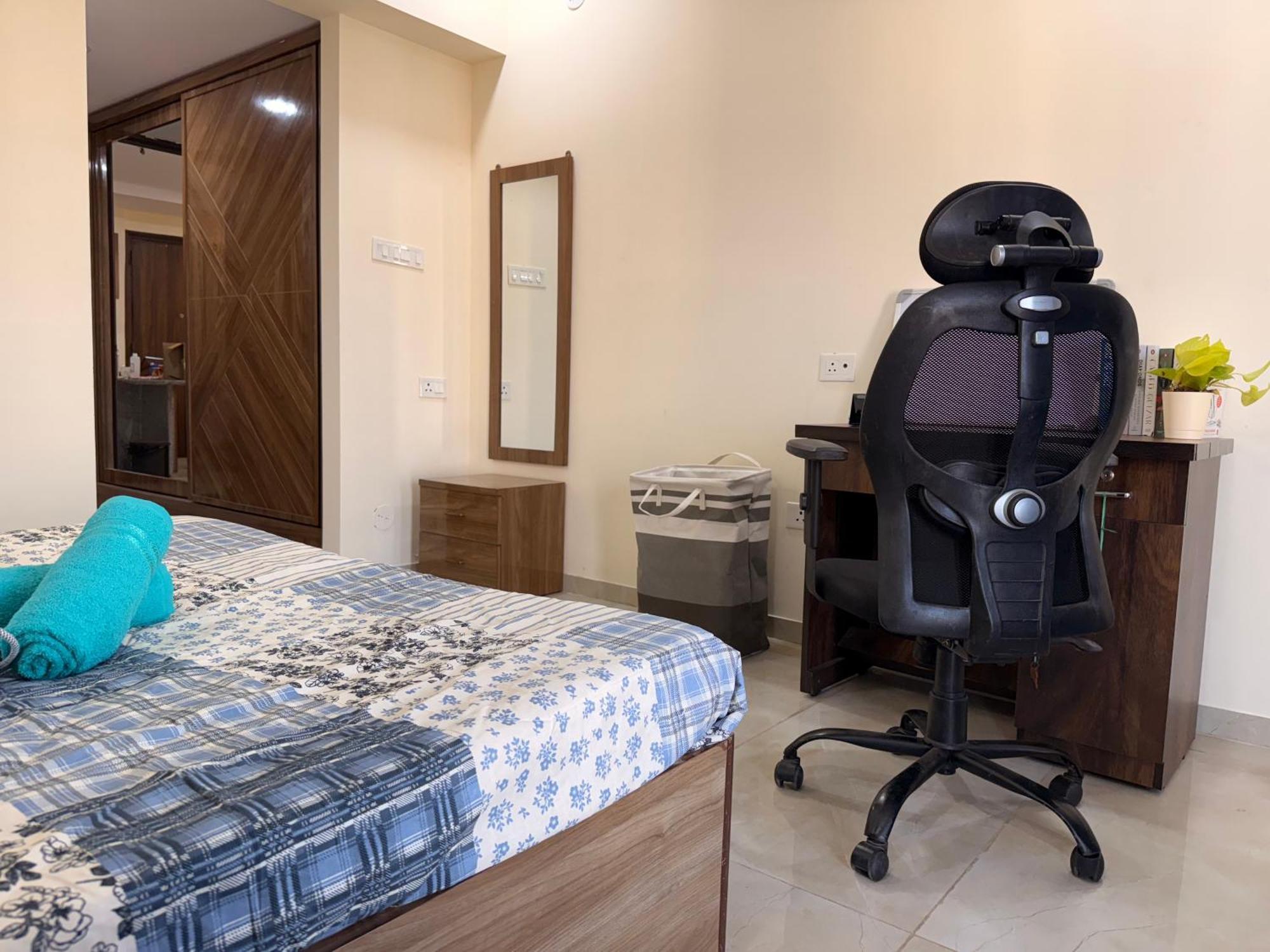 Apartment 1bhk- Modern Spacious Workstay - Livin
