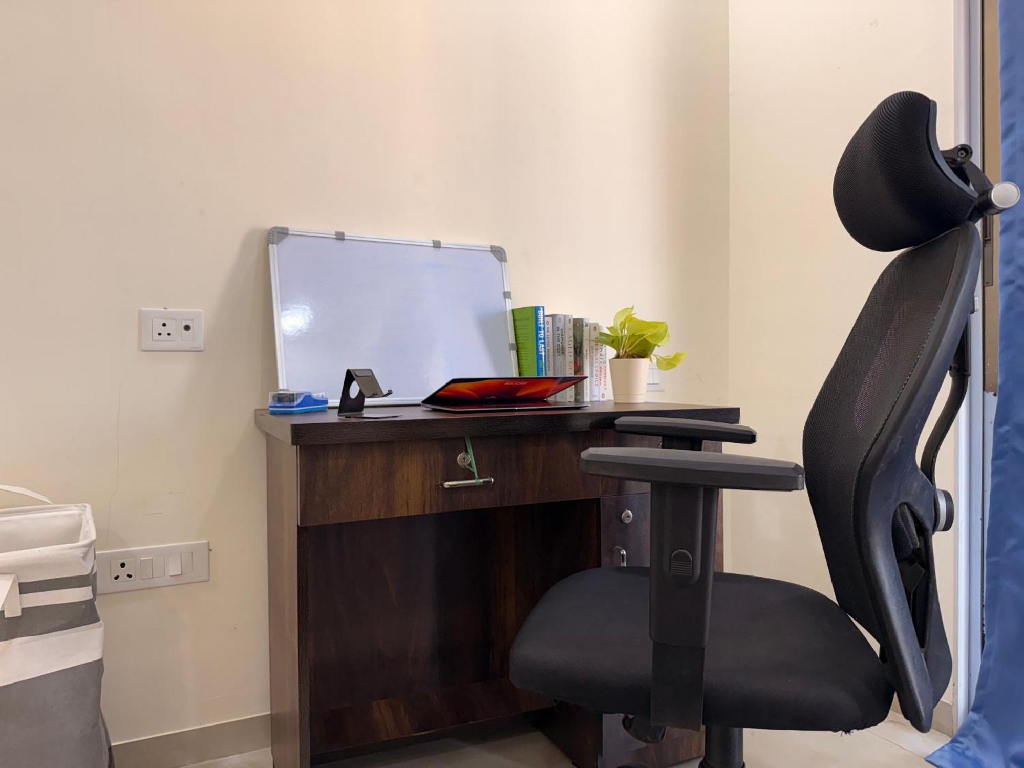 Apartment 1bhk- Modern Spacious Workstay - Livin