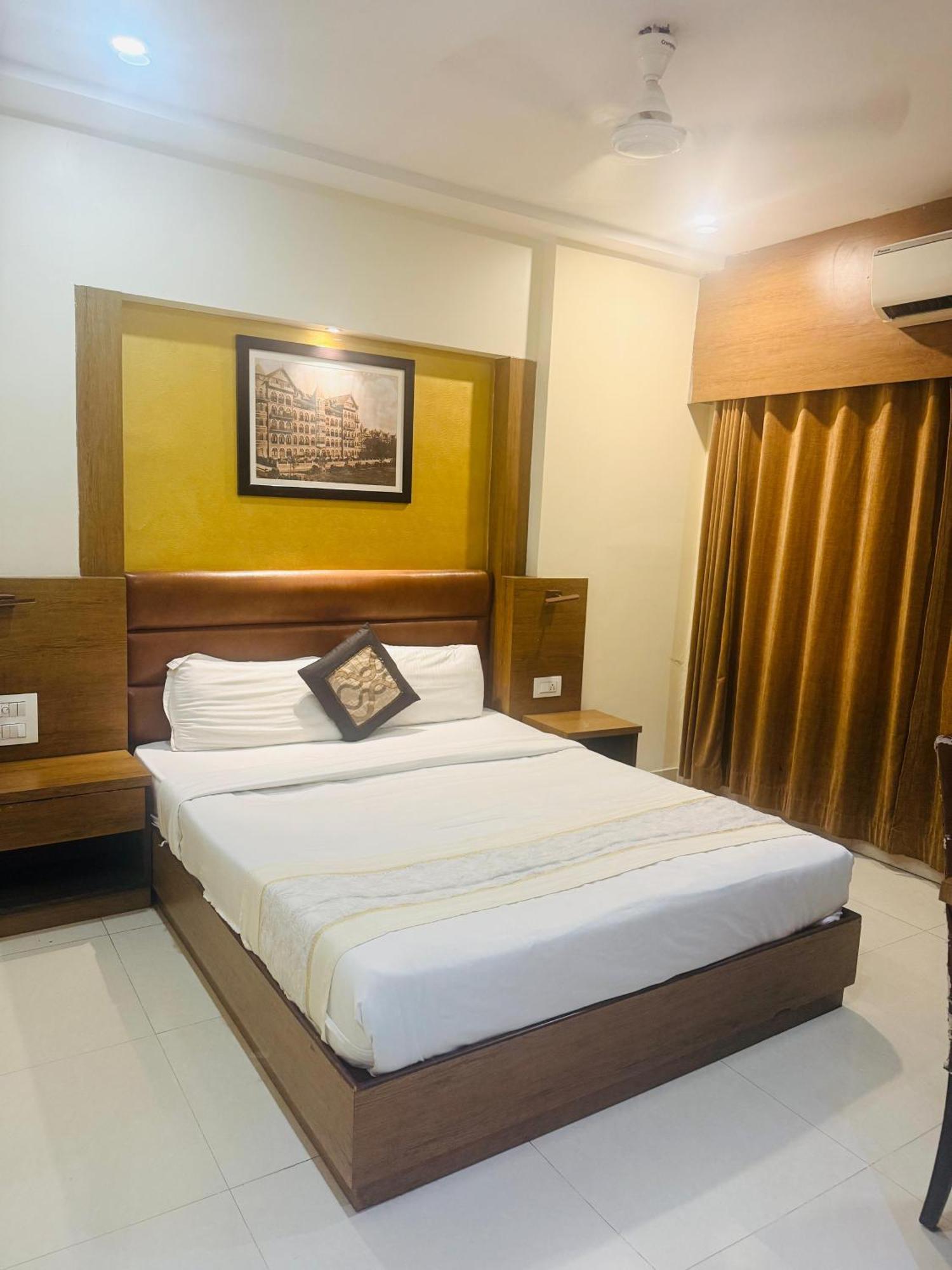 Crystal Luxury Inn- Bandra 3*