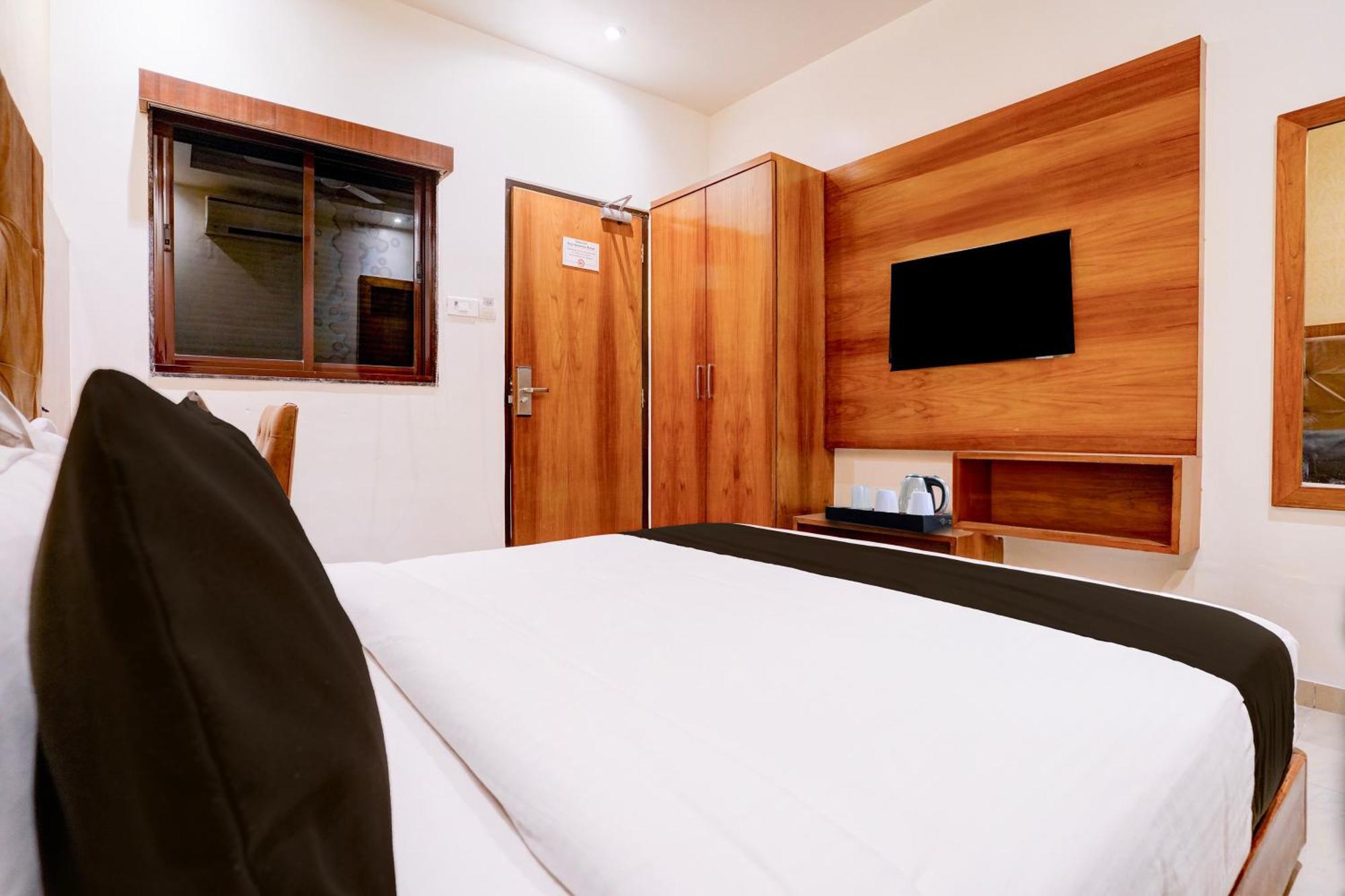Super Townhouse Oak Times Square Le Western Mumbai