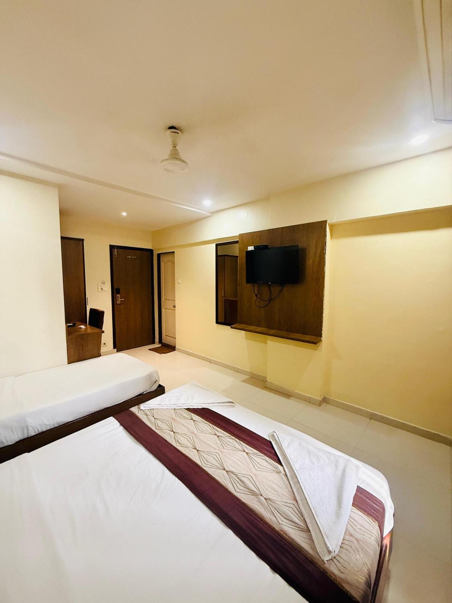 Crystal Luxury Inn- Bandra 3*