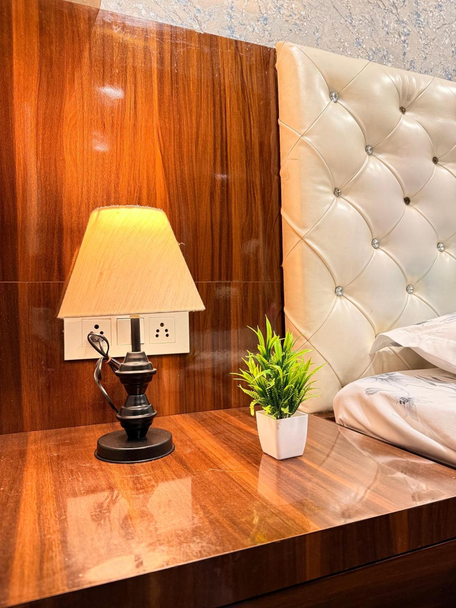 Apartment 1bhk Modern Cozy Flat At Prime Location Livin Cove *