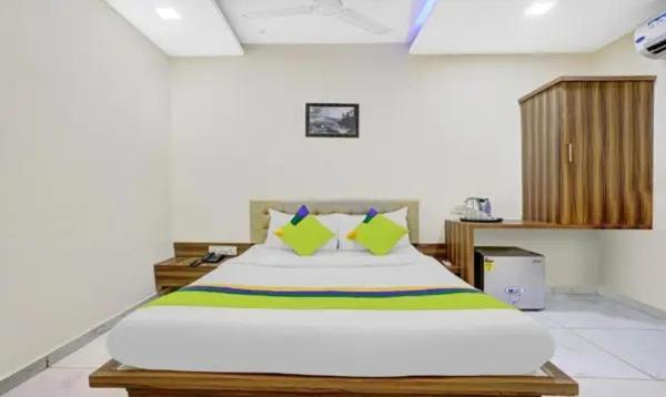 Fabhotel Galaxy Hotel