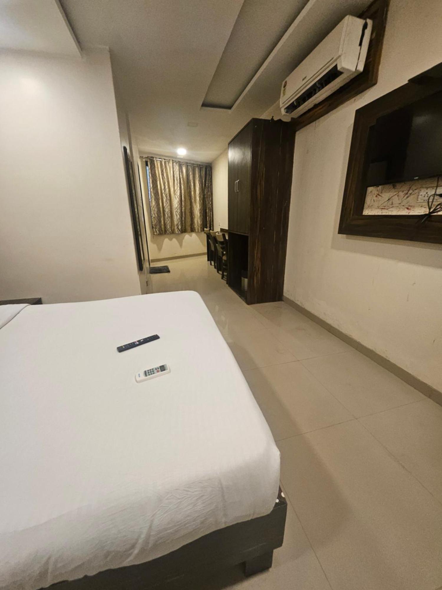 Prime Addore Palacee - Near Airport , Visa Consultant , Jio World Convention Centre Bkc Hotel 3*