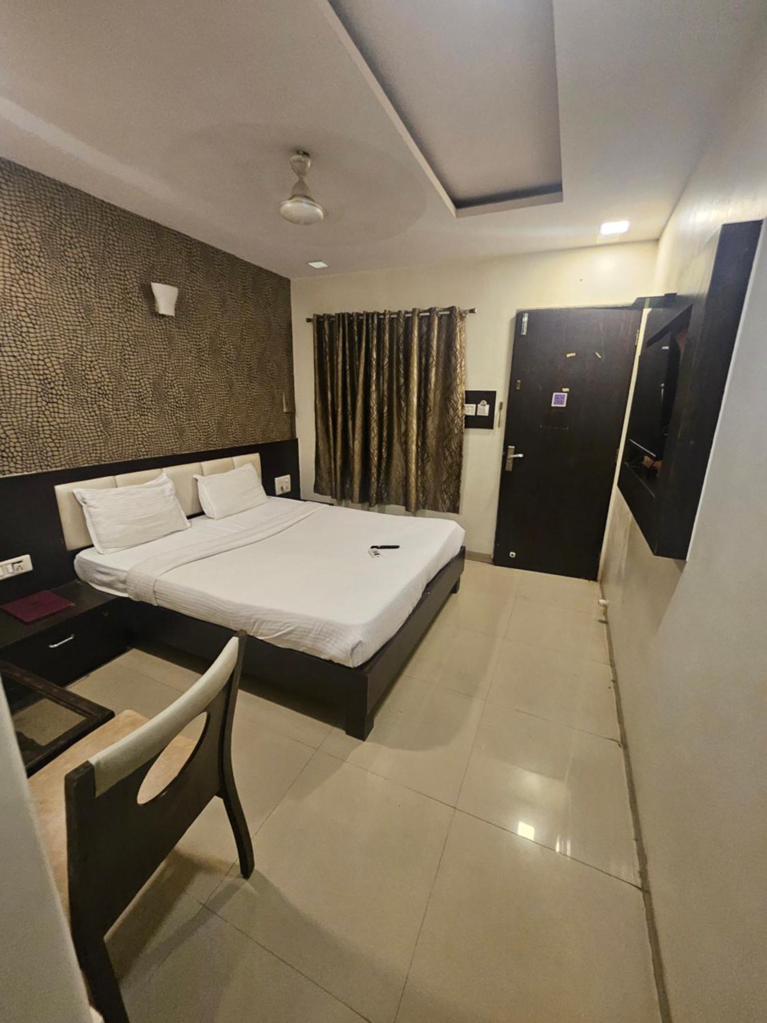 Prime Addore Palacee - Near Airport , Visa Consultant , Jio World Convention Centre Bkc Hotel
