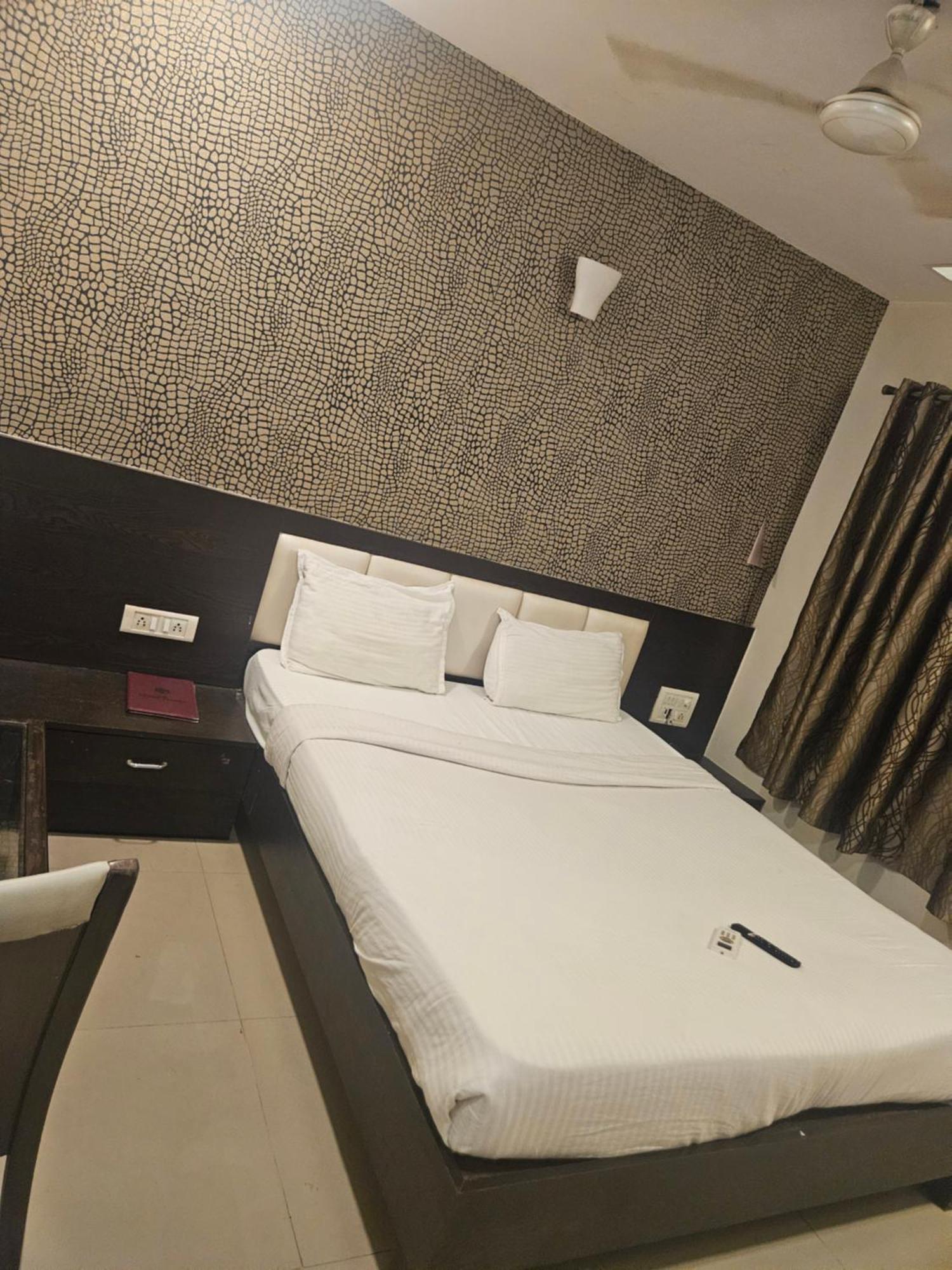 Hotel Prime Addore Palacee - Near Airport , Visa Consultant , Jio World Convention Centre Bkc