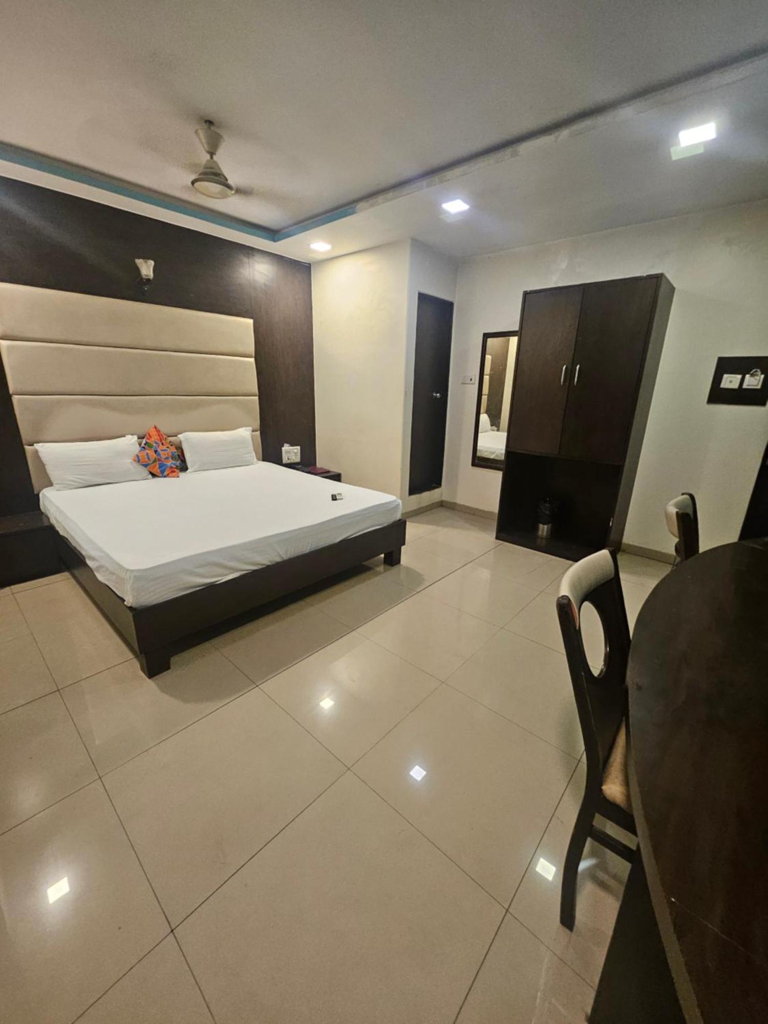 Hotel Prime Addore Palacee - Near Airport , Visa Consultant , Jio World Convention Centre Bkc 3*