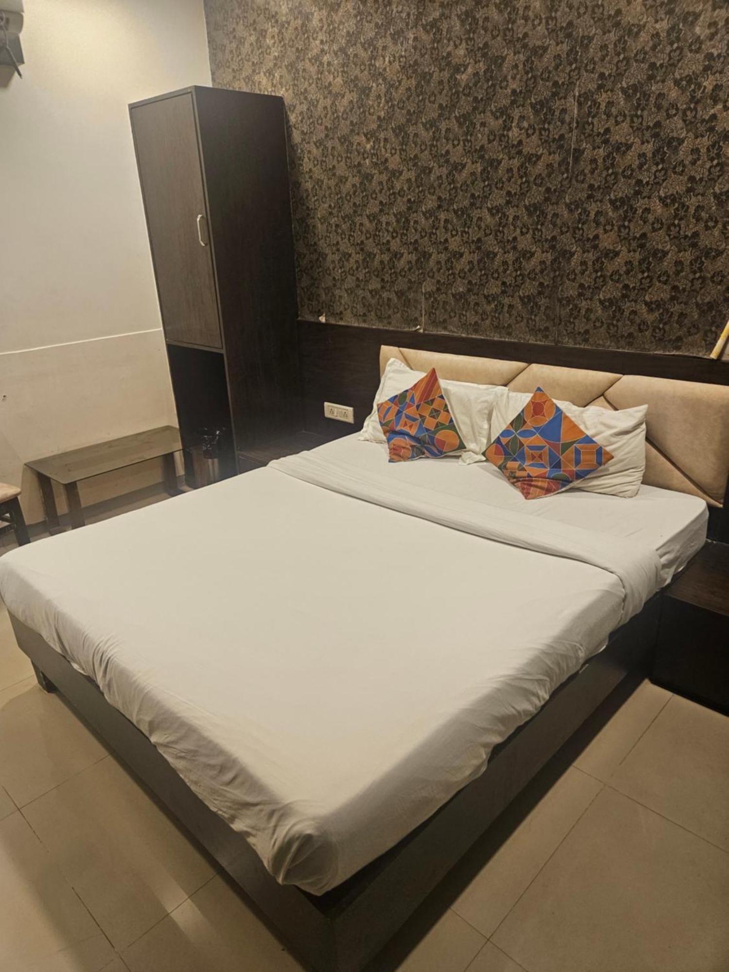 Prime Addore Palacee - Near Airport , Visa Consultant , Jio World Convention Centre Bkc Hotel