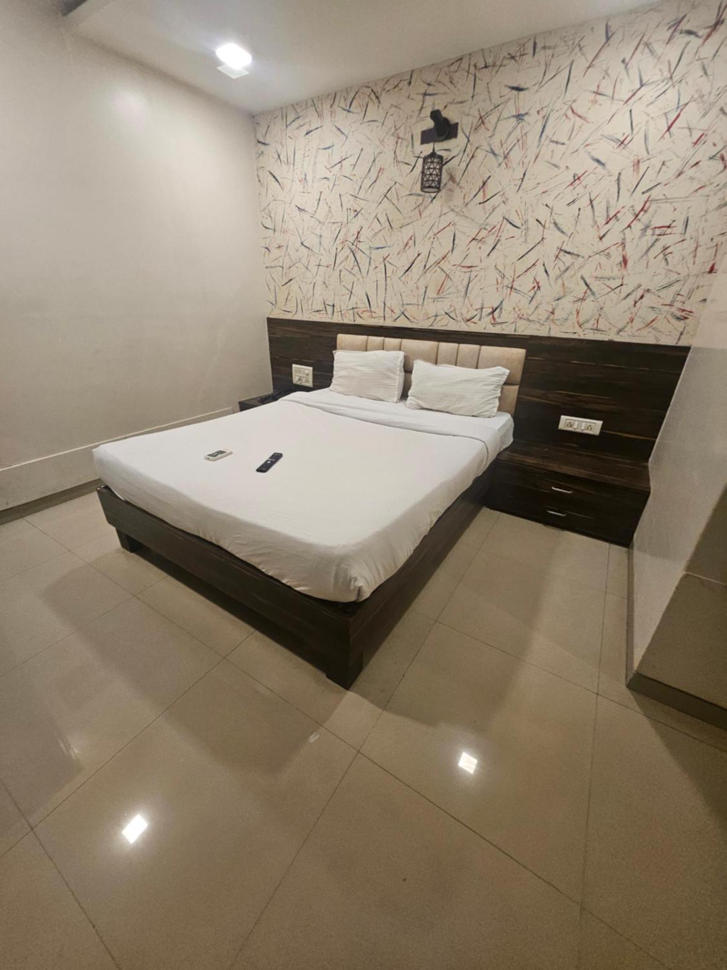 Hotel Prime Addore Palacee - Near Airport , Visa Consultant , Jio World Convention Centre Bkc 3*