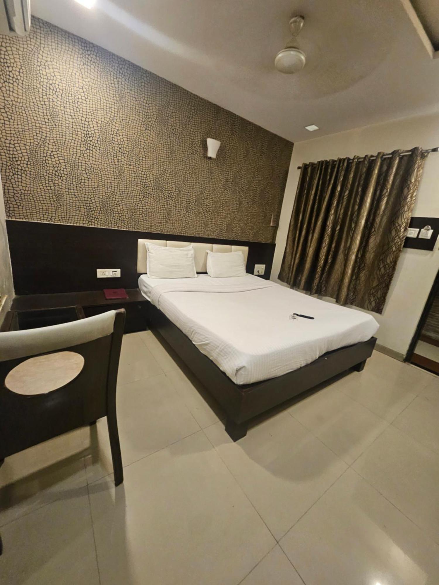 Prime Addore Palacee - Near Airport , Visa Consultant , Jio World Convention Centre Bkc 3*