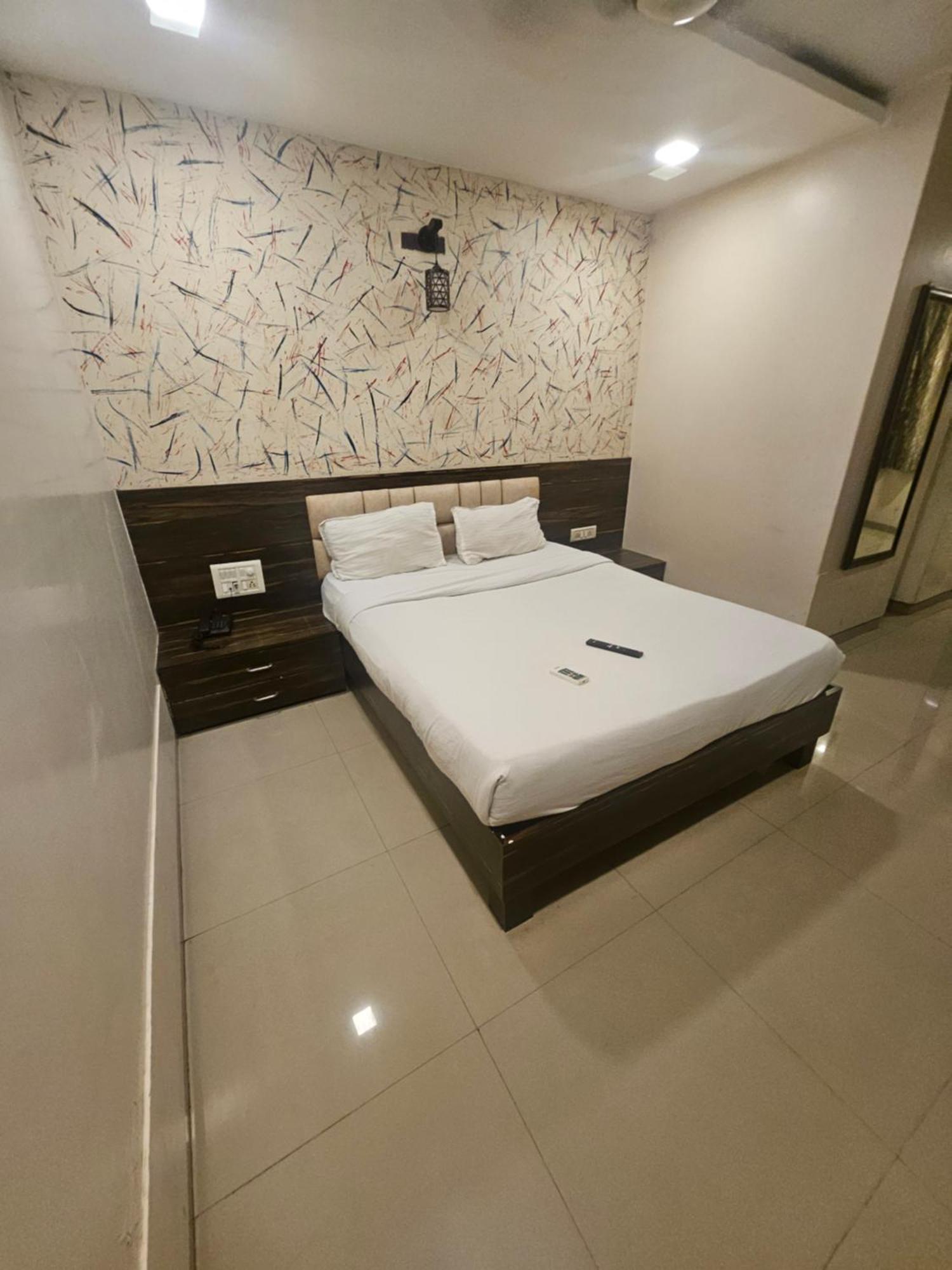 Prime Addore Palacee - Near Airport , Visa Consultant , Jio World Convention Centre Bkc Hotel 3*
