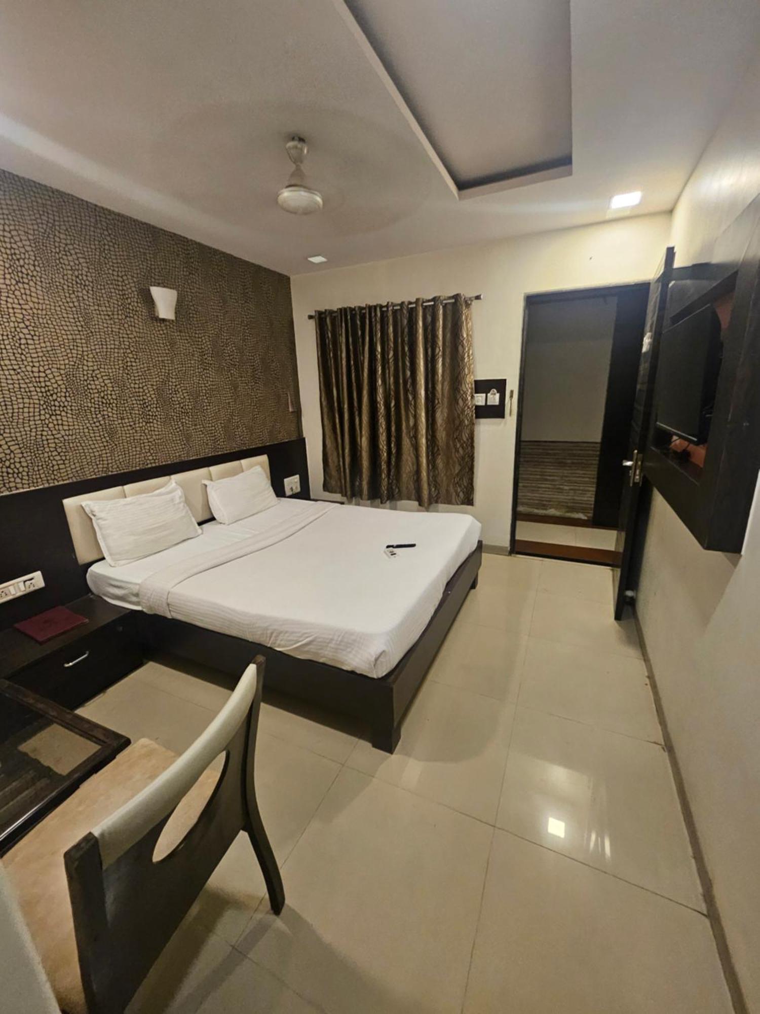 Prime Addore Palacee - Near Airport , Visa Consultant , Jio World Convention Centre Bkc Mumbai
