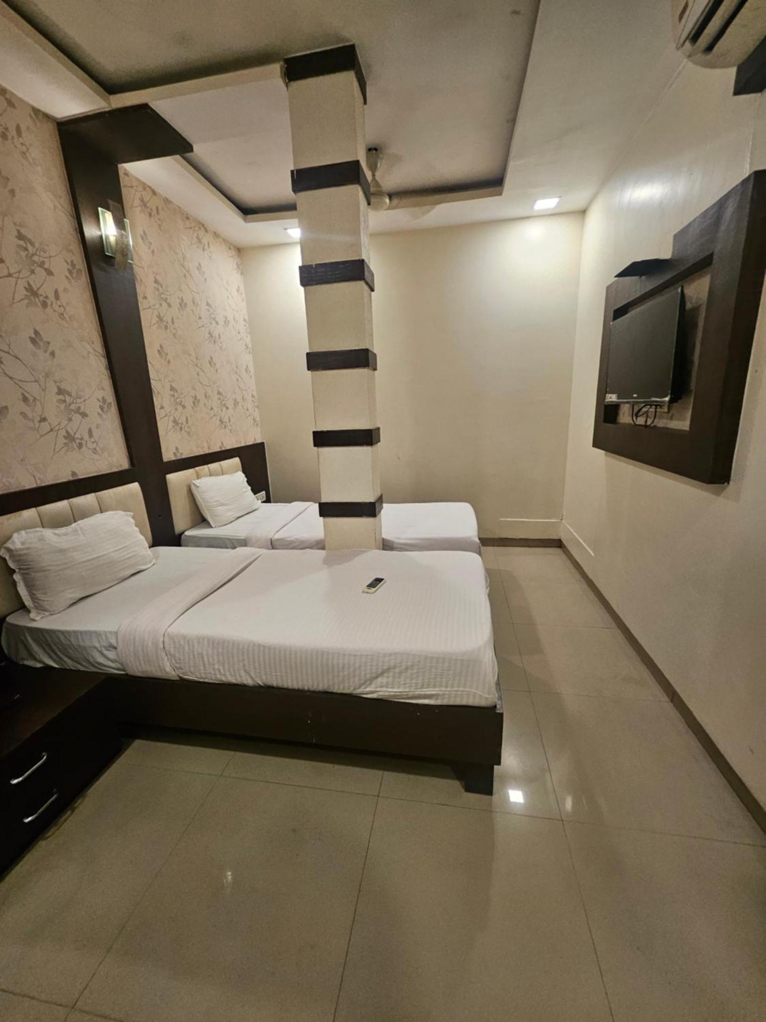 Prime Addore Palacee - Near Airport , Visa Consultant , Jio World Convention Centre Bkc