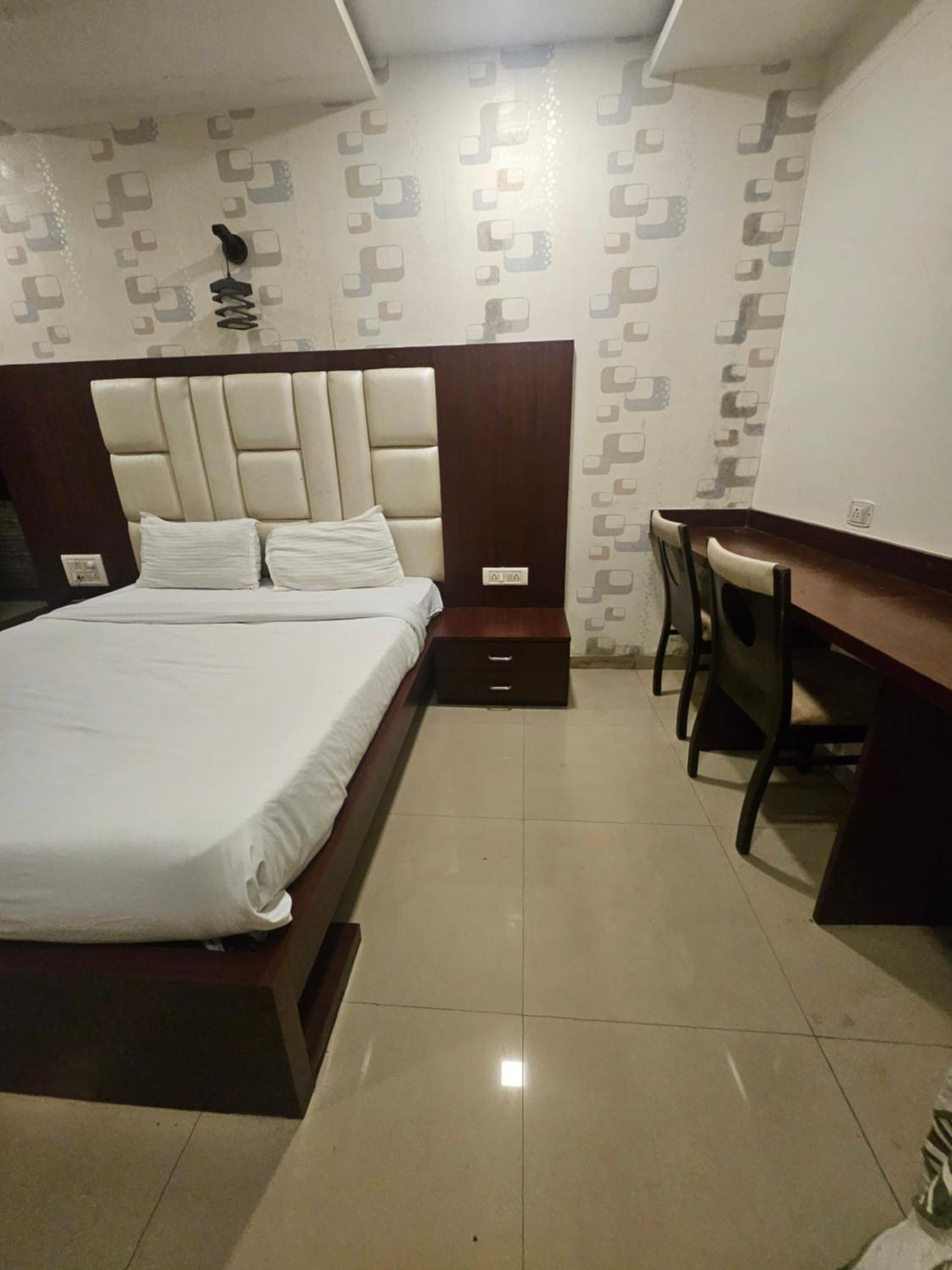 Prime Addore Palacee - Near Airport , Visa Consultant , Jio World Convention Centre Bkc Hotel 3*
