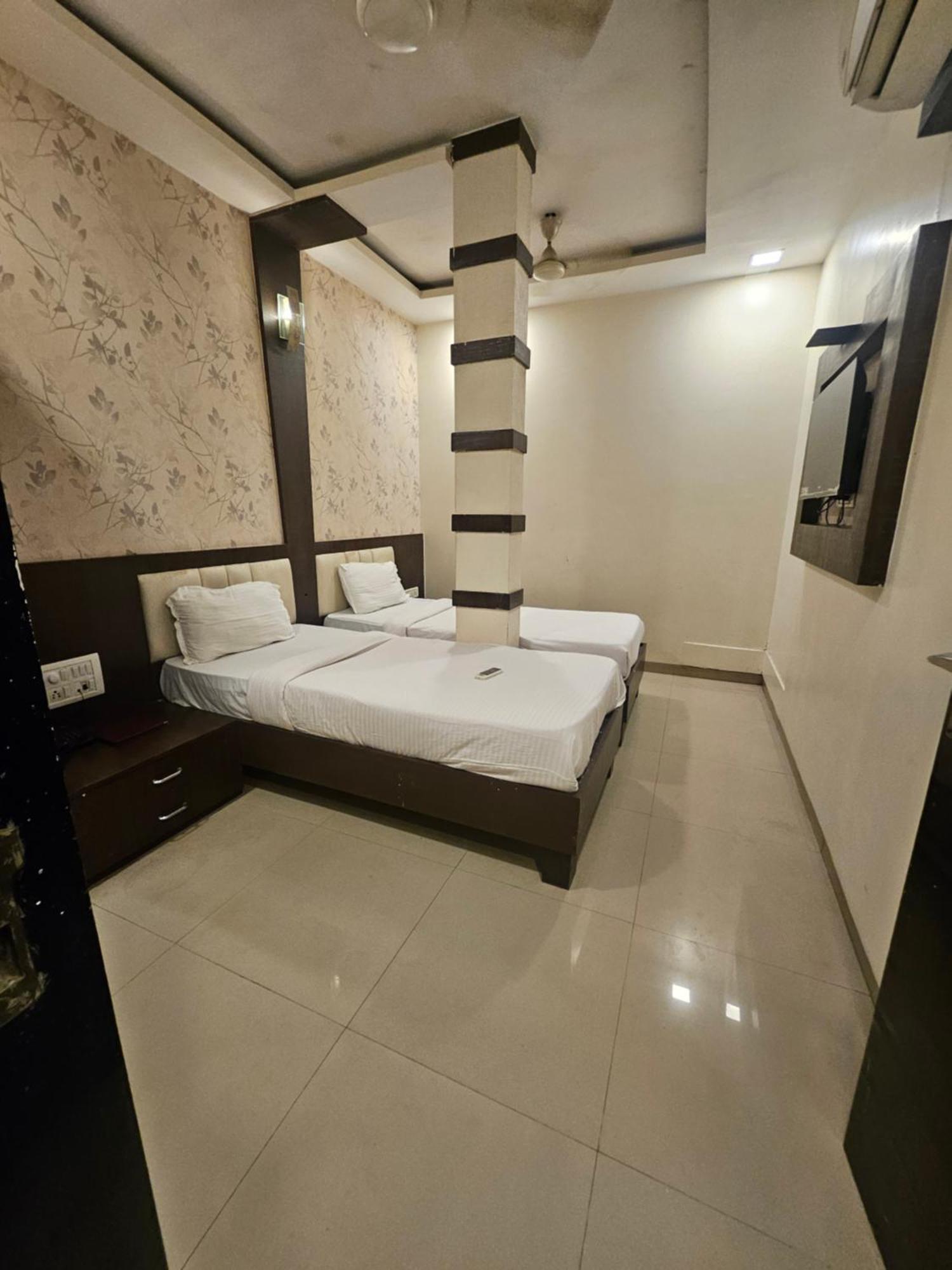 Prime Addore Palacee - Near Airport , Visa Consultant , Jio World Convention Centre Bkc Hotel 3*