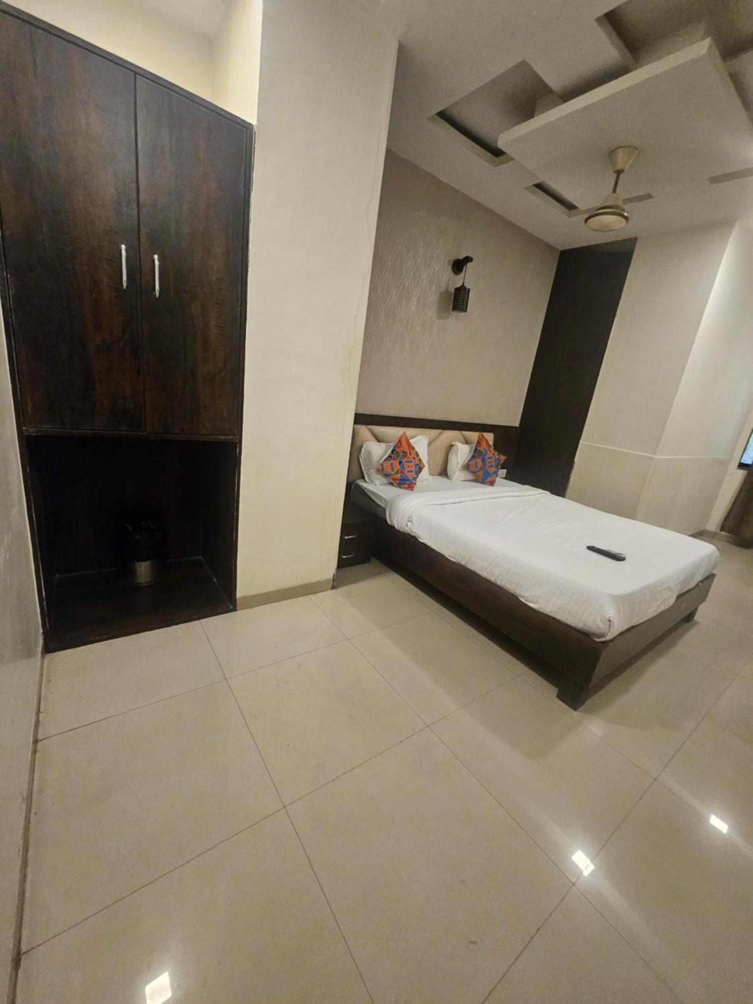 Hotel Prime Addore Palacee - Near Airport , Visa Consultant , Jio World Convention Centre Bkc 3*