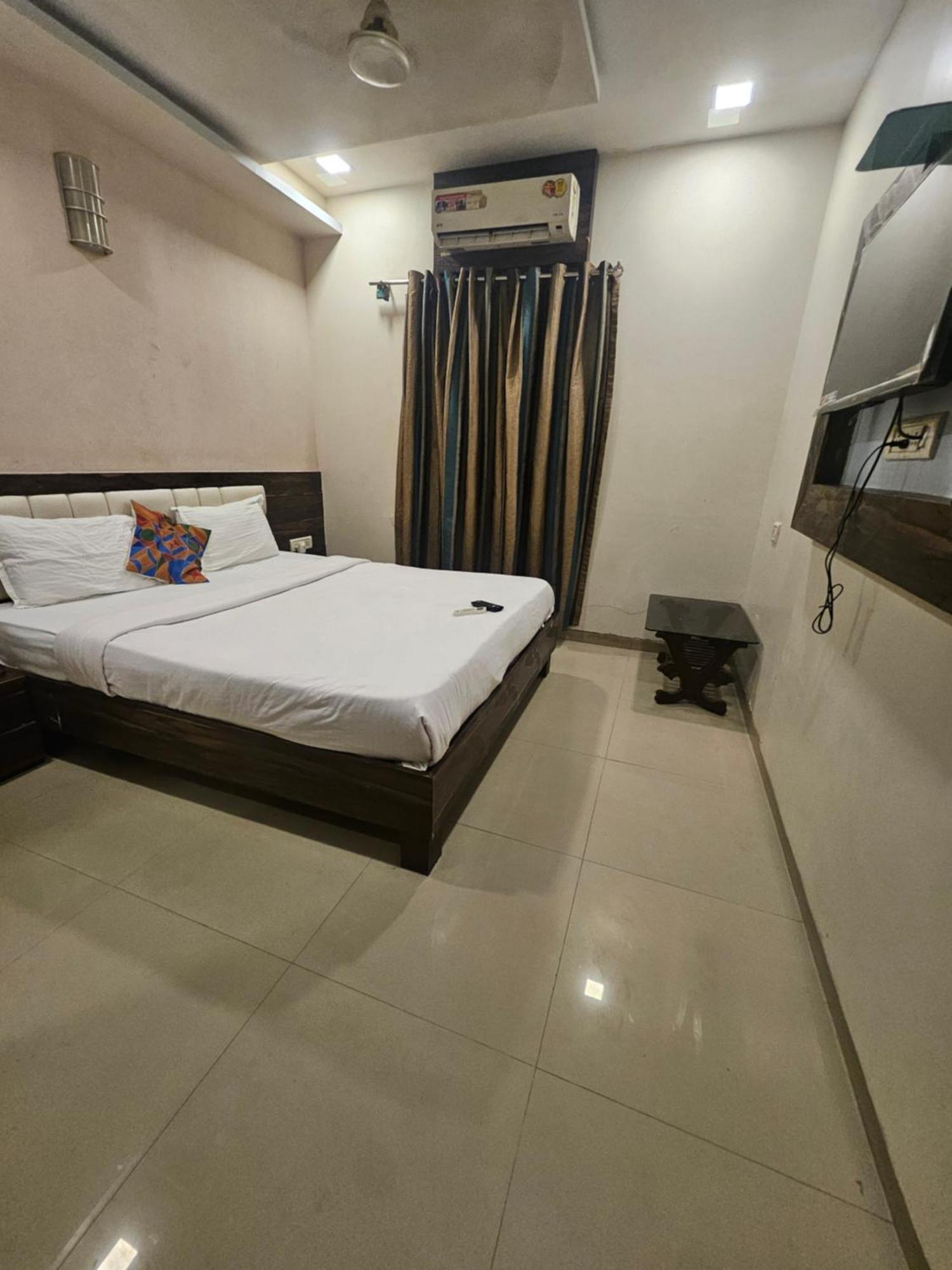 Prime Addore Palacee - Near Airport , Visa Consultant , Jio World Convention Centre Bkc Hotel