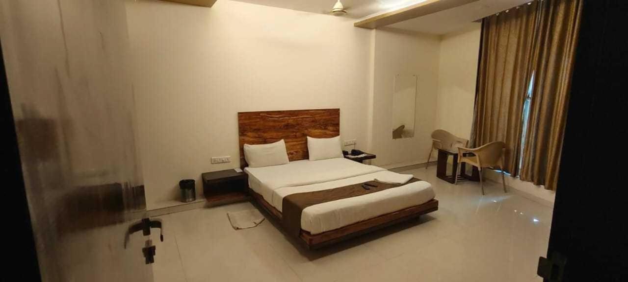 Hotel O Santacruz Khar Subway Mumbai