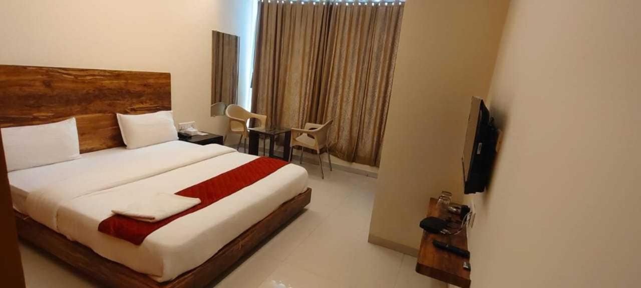 O Santacruz Khar Subway Hotel