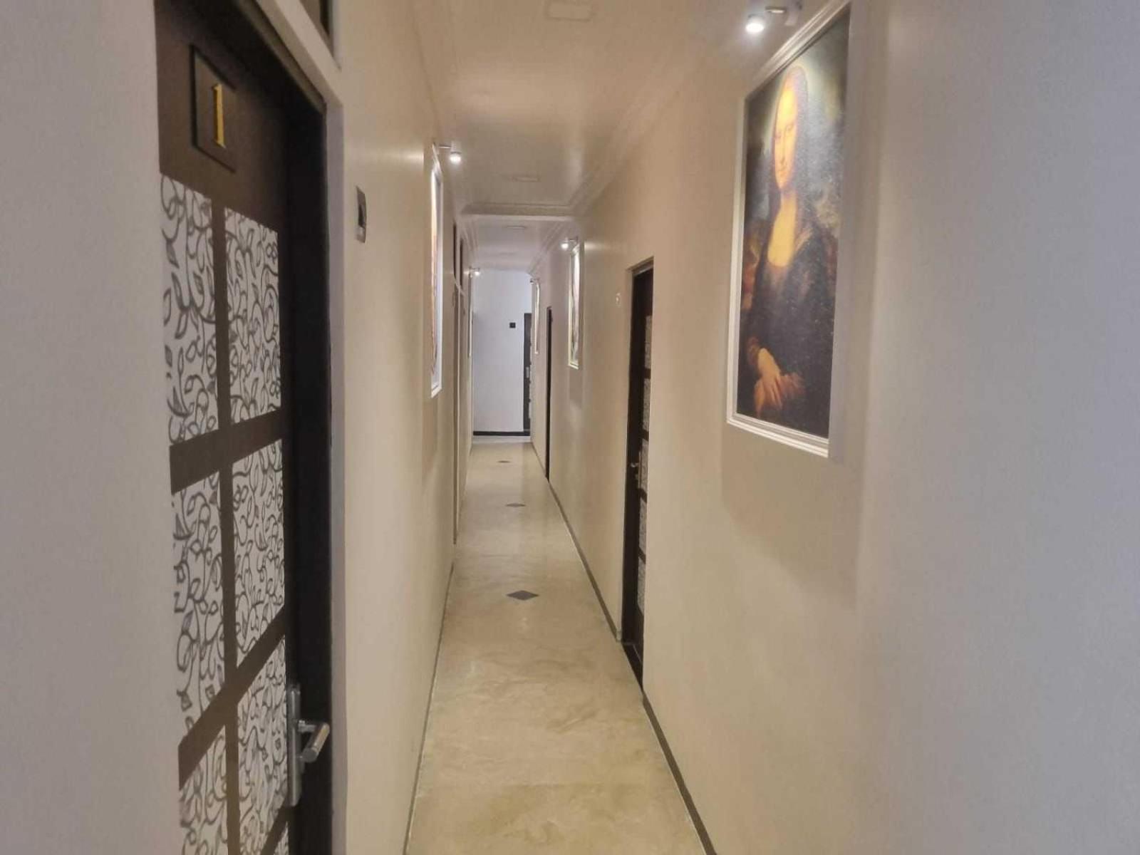 O Santacruz Khar Subway Hotel