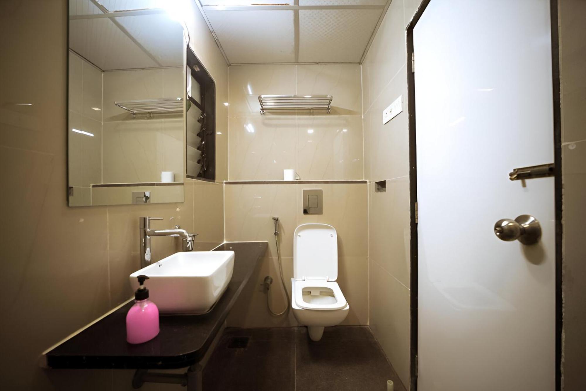 Hotel Retreats At Precious Pearl - Nr International Airport Mumbai