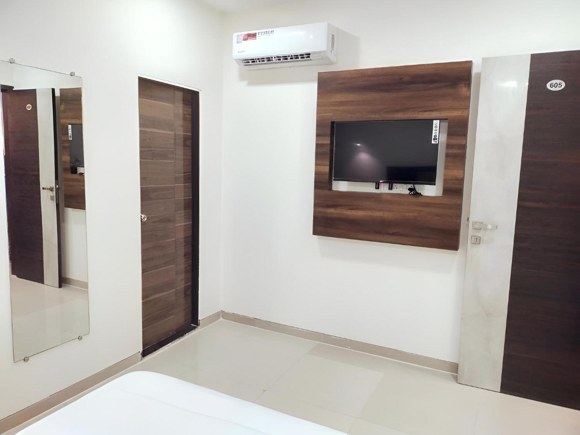 Hotel Retreats At Precious Pearl - Nr International Airport Mumbai