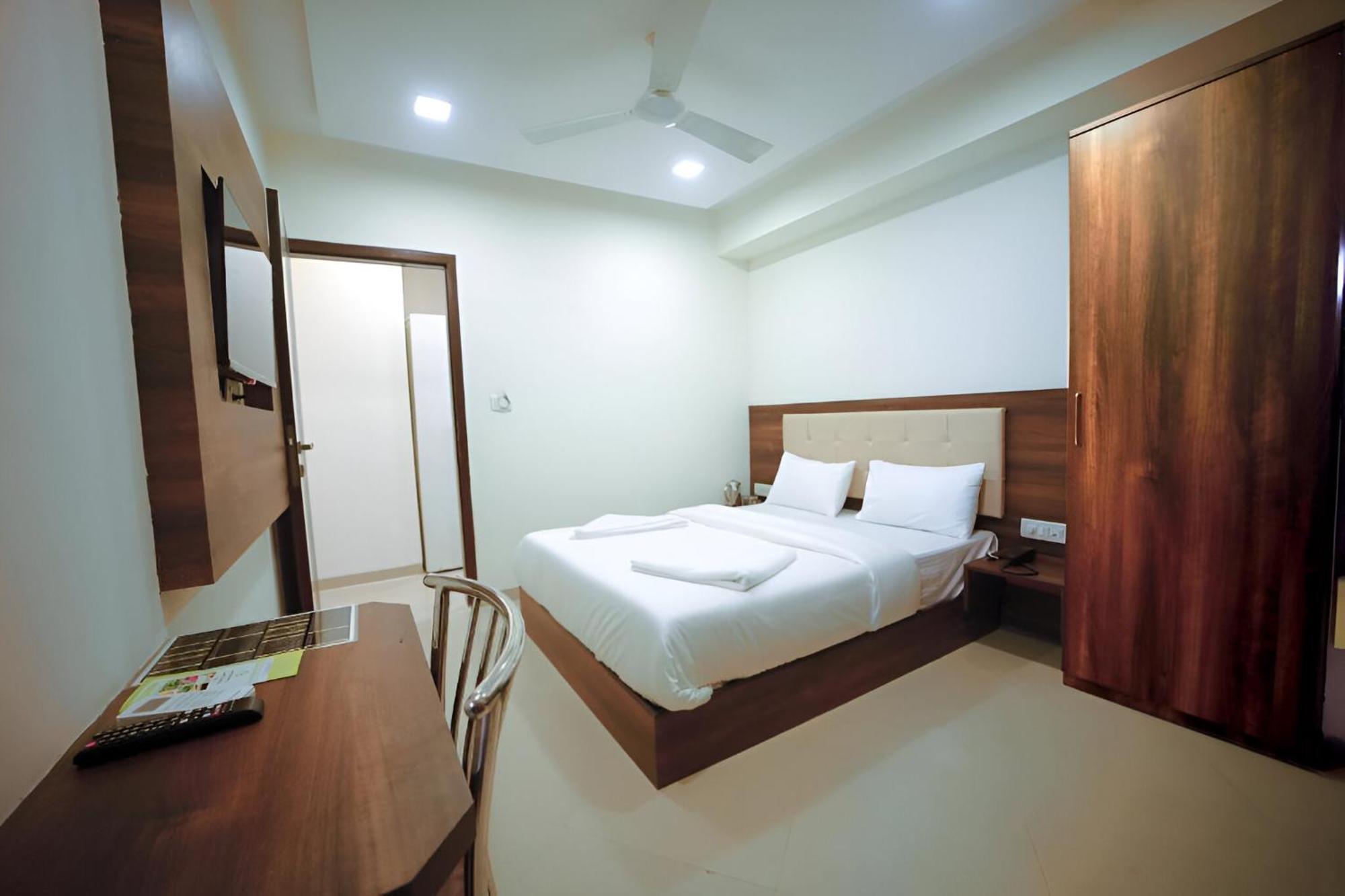 Retreats At Precious Pearl - Nr International Airport 3* Mumbai