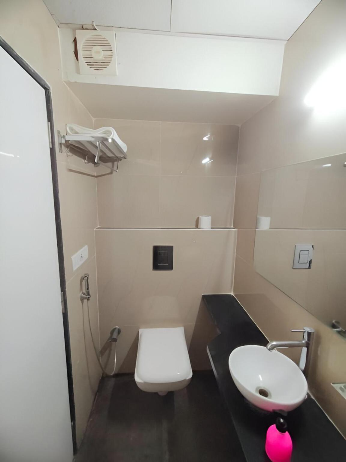 Hotel Retreats At Precious Pearl - Nr International Airport Mumbai