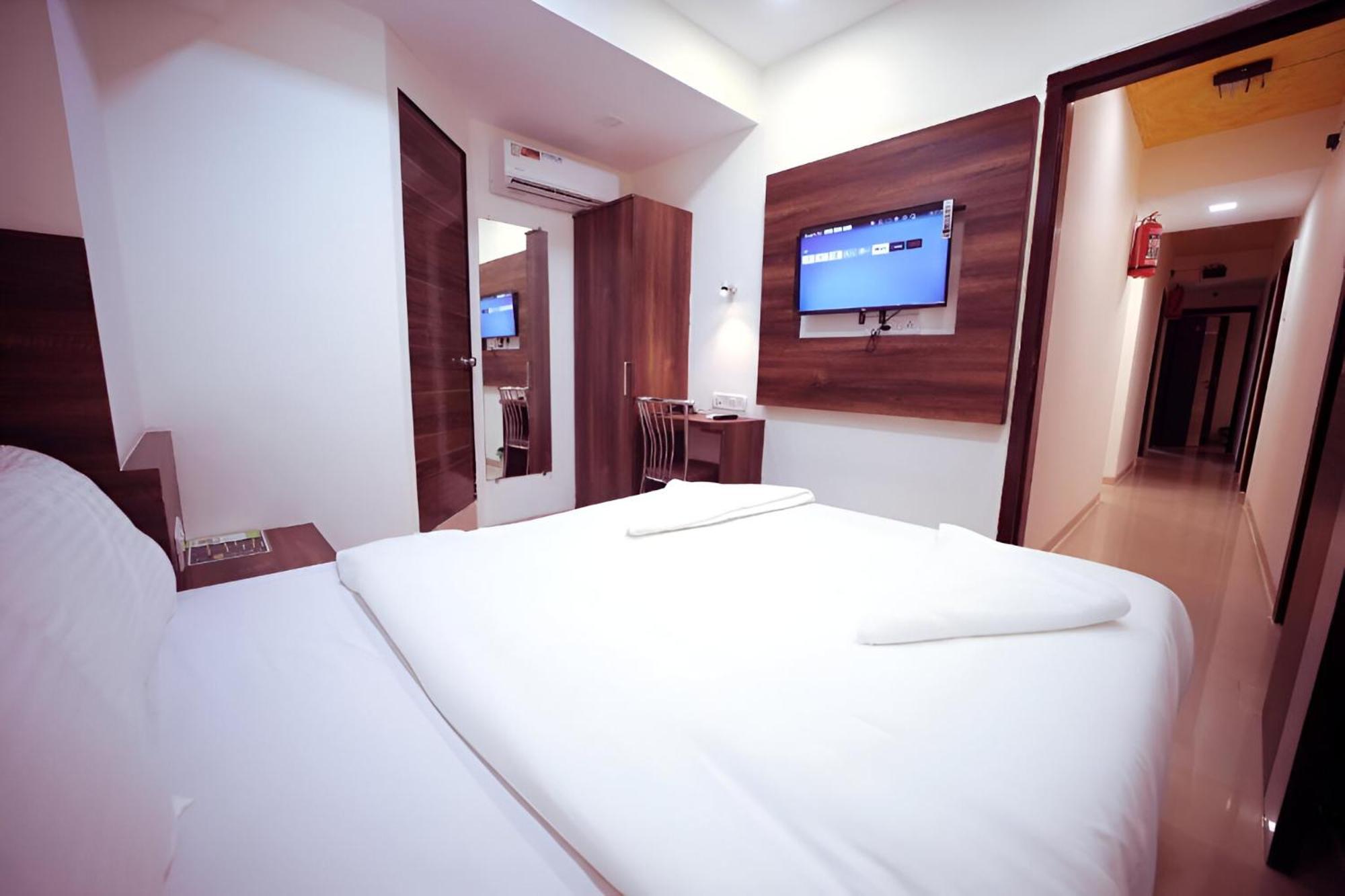 Hotel Retreats At Precious Pearl - Nr International Airport Mumbai