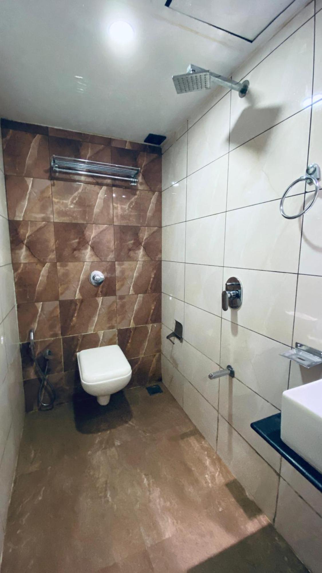 Palm Breeze - Colaba 3*