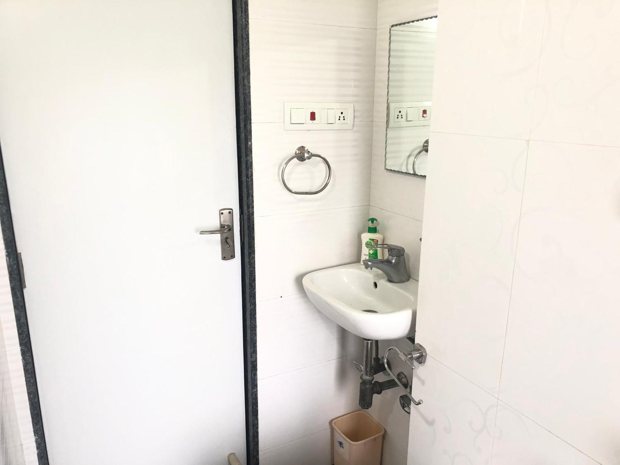 Treat Homes Service In Bkc Siddhant 401 Homestay