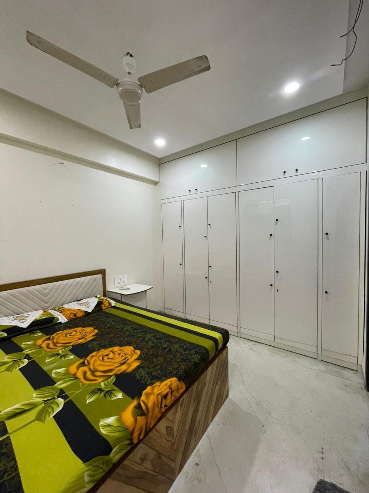 Apartment Cozy 1 Bhk Prime Location On Linking Road, Bandra *