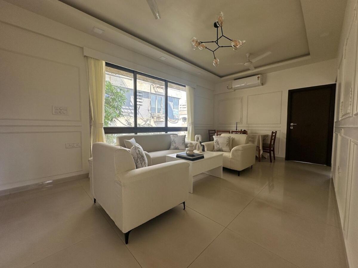 Plush Bandra West - Opulent 3bhk And Study