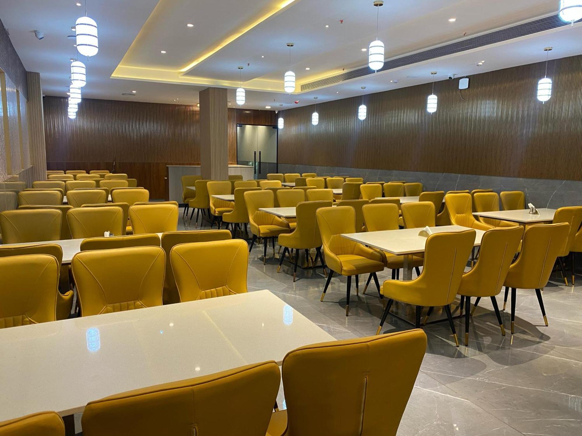 Hotel 37th Crescent Navi