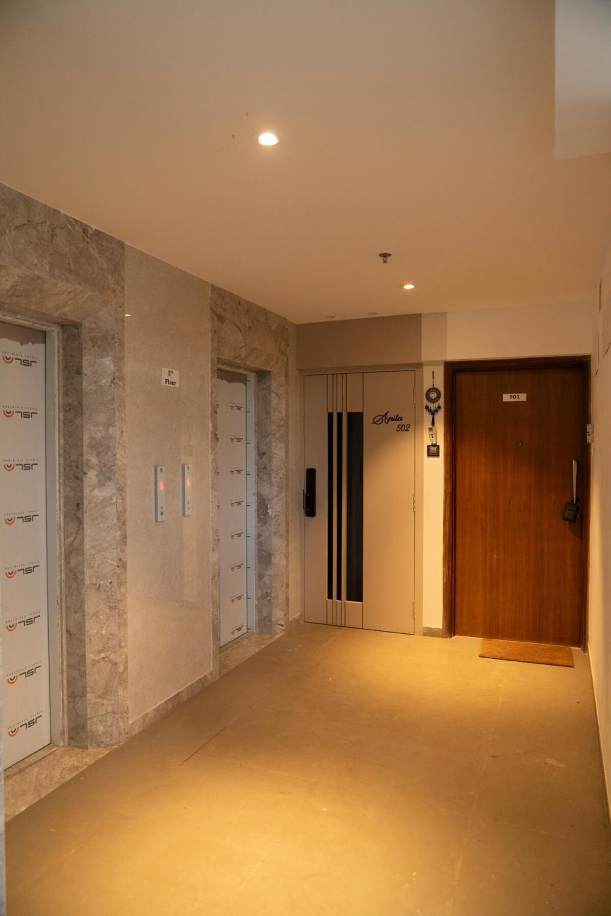 Vibrant, Elegant 2bhk Nr Bkc Apartment