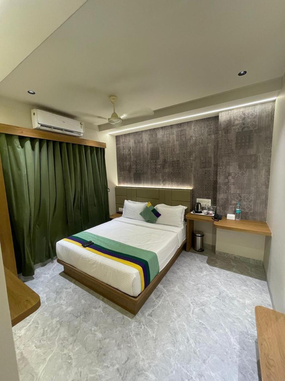 Glitz T2 Grand-next To Intl Airport Mumbai